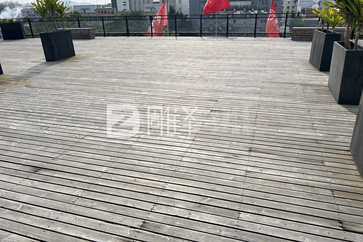 番禺南村華鑫大廈空中花園舊木地板翻新項目工程案例(圖2)