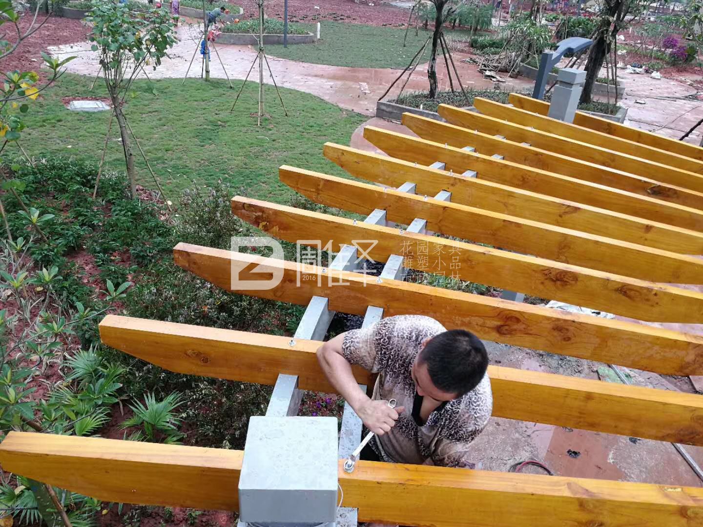 白云安置房小區大型鋼結構實(shí)木廊架安裝
