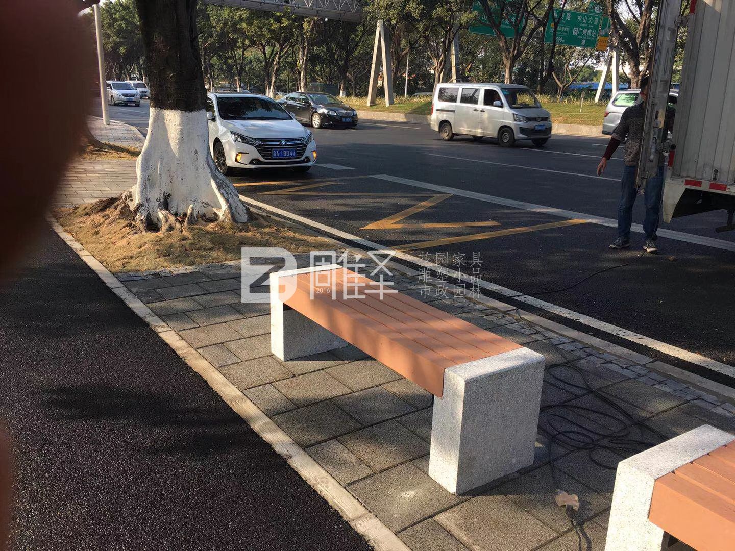 廣園快速路28公里路段長(cháng)椅圍樹(shù)椅安裝