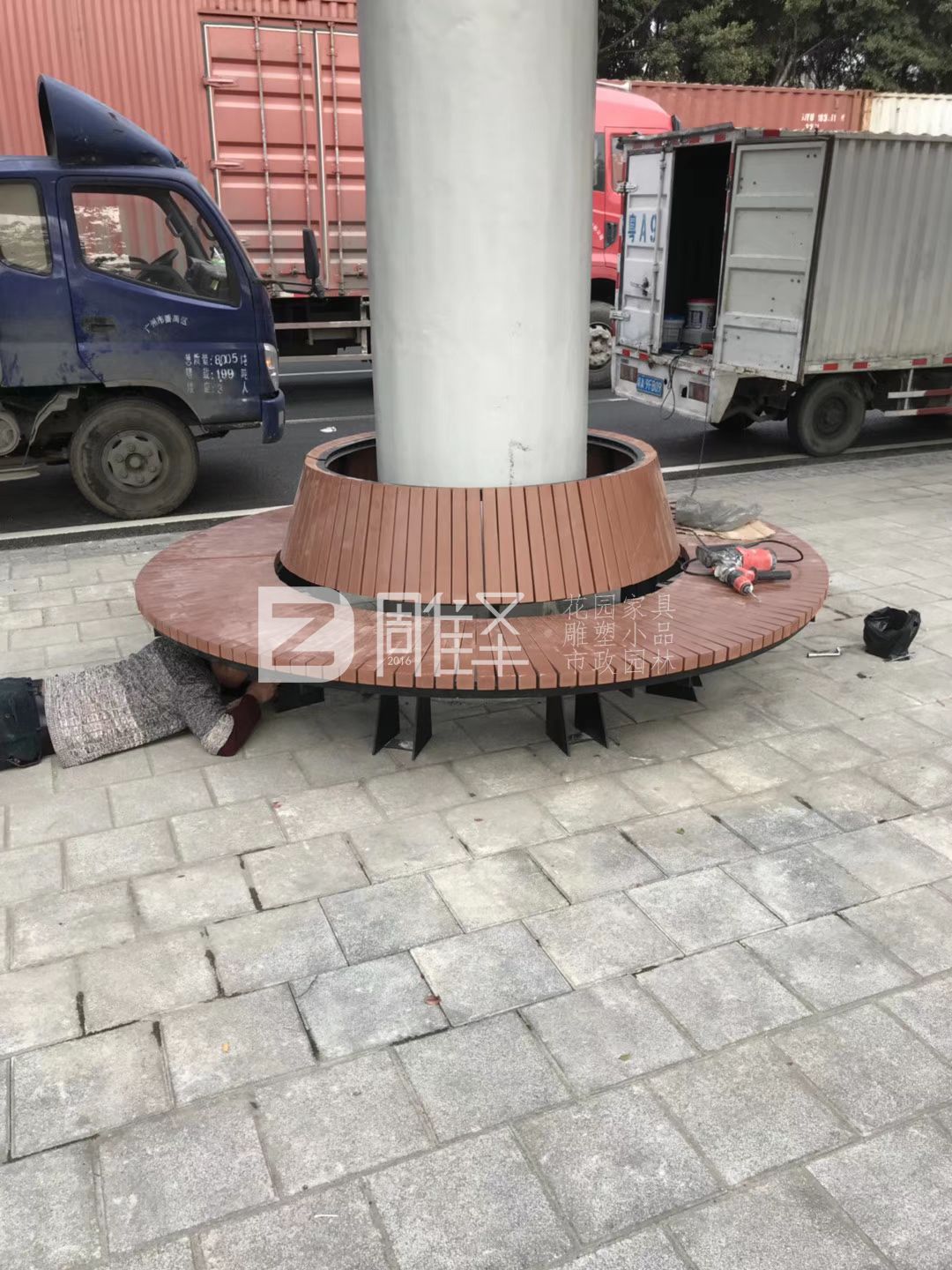 廣園快速路28公里路段長(cháng)椅垃圾桶圍樹(shù)椅安裝(圖13)