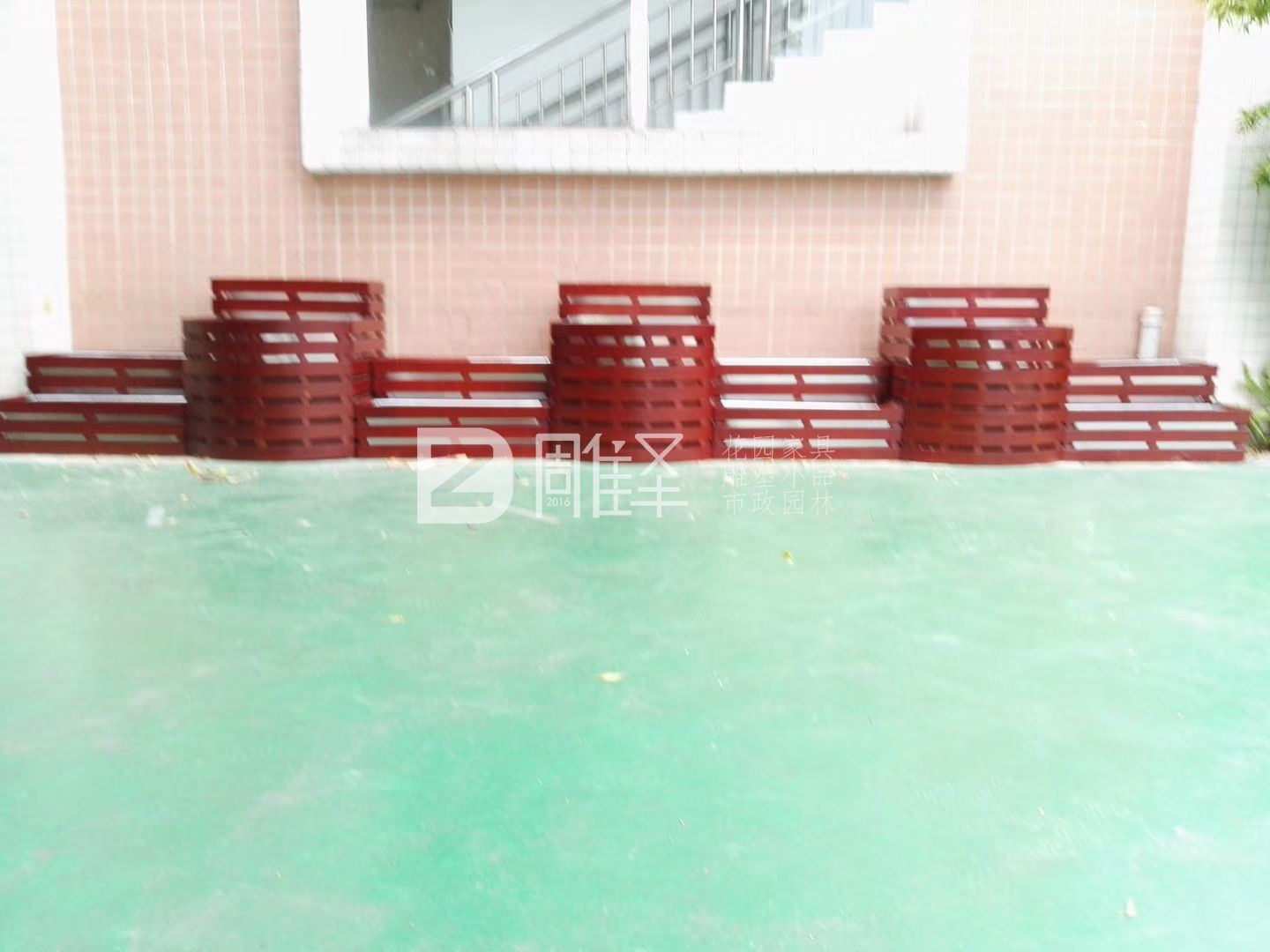 八一實(shí)驗(yàn)小學(xué)異型實(shí)木花箱