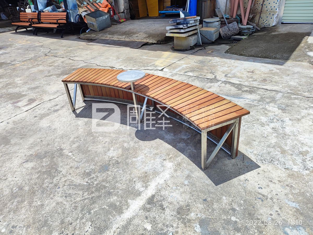 深圳Opower商業(yè)廣場(chǎng)JPG奶茶店現場(chǎng)定制鋼結構實(shí)木椅(圖1)